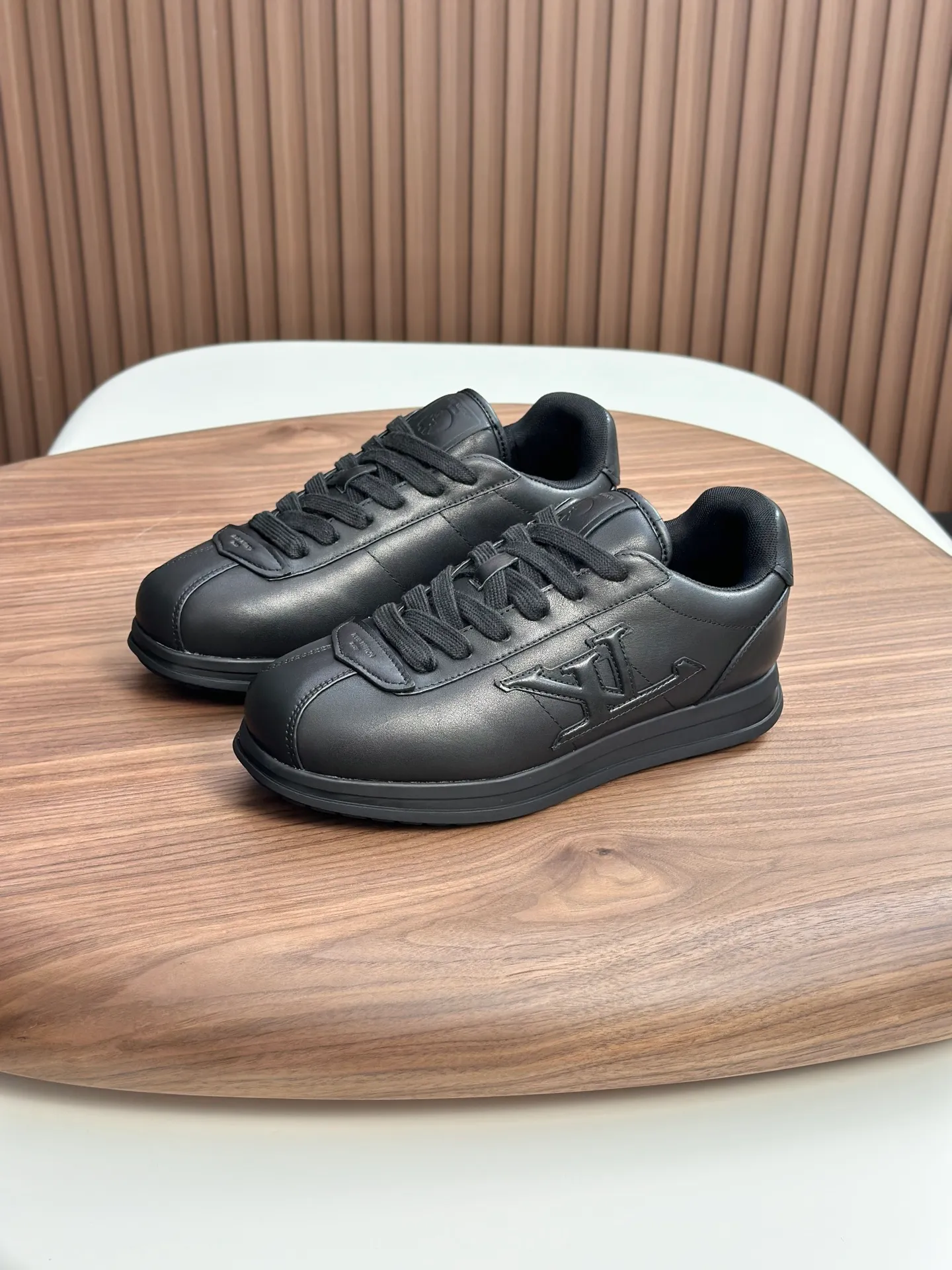 Factory direct sale ¥700💰Full set of packaging💰Top version LV-Louis Vuitton-Classic catwalk new style 1:1 developed replica of the original version! ! The upper foot is very comfortable. It is made of luxurious materials and fine workmanship. The midsole is printed with English letters "Made in Europe". The upper is made of calfskin imported from Italy. The side is decorated with the brand's LOGO and signature. The latest latex foot pads and mesh lining make the foot feel super comfortable. Original factory special supply of original two-color T men's shoes 💰U combination outsole. Bag technology Goodyear stitched edges Fabric: Exclusive custom first-layer cowhide Accessories: Exclusive private model Vuitton logo, lining: Customized silk mesh lining - first-layer silk cowhide lining Outsole: T men's shoes 💰U combination outsole wear-resistant, non-slip and anti-yellowing Foot pads: new latex pads-mesh sweat-absorbent Counter technology: fully computerized sewing machine wire drawing Toe cap Back cover Hot and cold shaping A complete set of pull-top lasts with medium and low logo patterns. Counter packaging - shoelaces, certificates, cards, instructions, certificates, dust bags. The most comprehensive packaging on the Internet. Men's model 339-44 (38/45 custom-made, non-returnable!